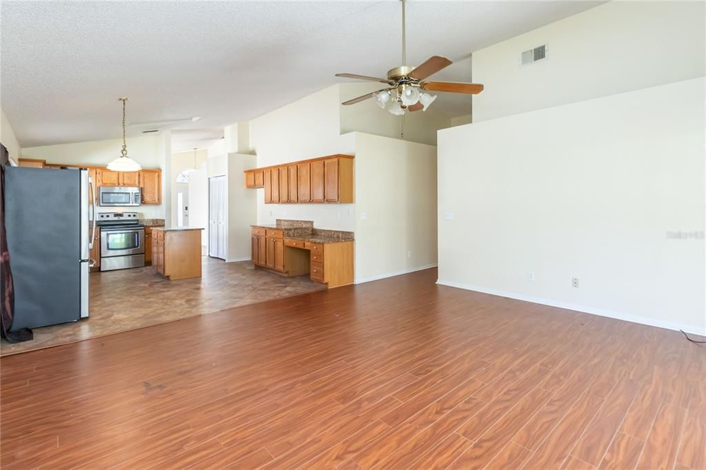 Active With Contract: $400,000 (4 beds, 2 baths, 1910 Square Feet)