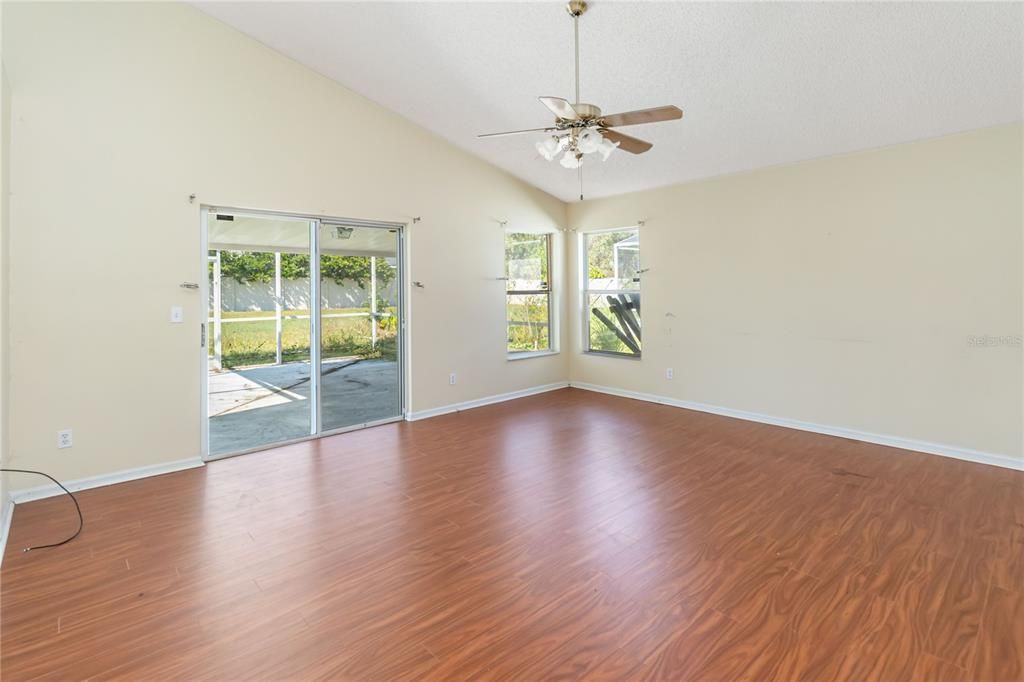 Active With Contract: $400,000 (4 beds, 2 baths, 1910 Square Feet)