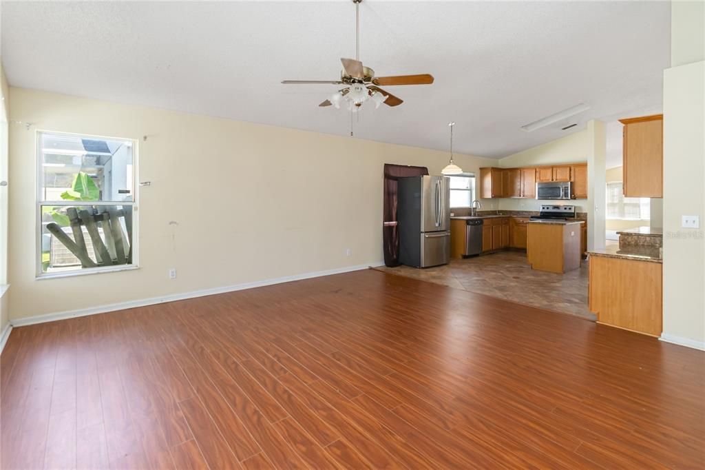 Active With Contract: $400,000 (4 beds, 2 baths, 1910 Square Feet)