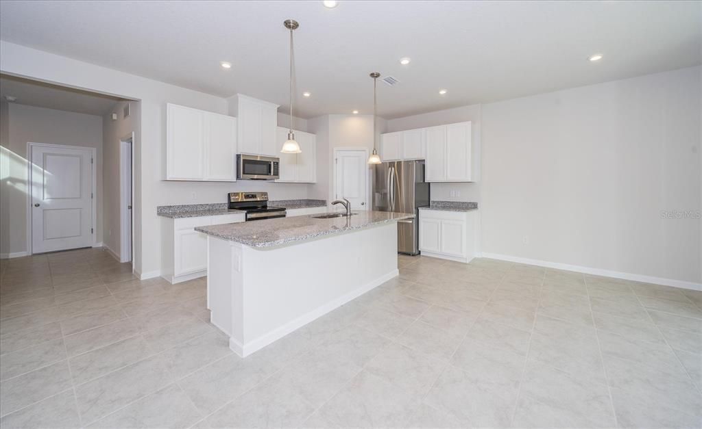 出租: $2,850 (5 贝兹, 3 浴室, 2370 平方英尺)