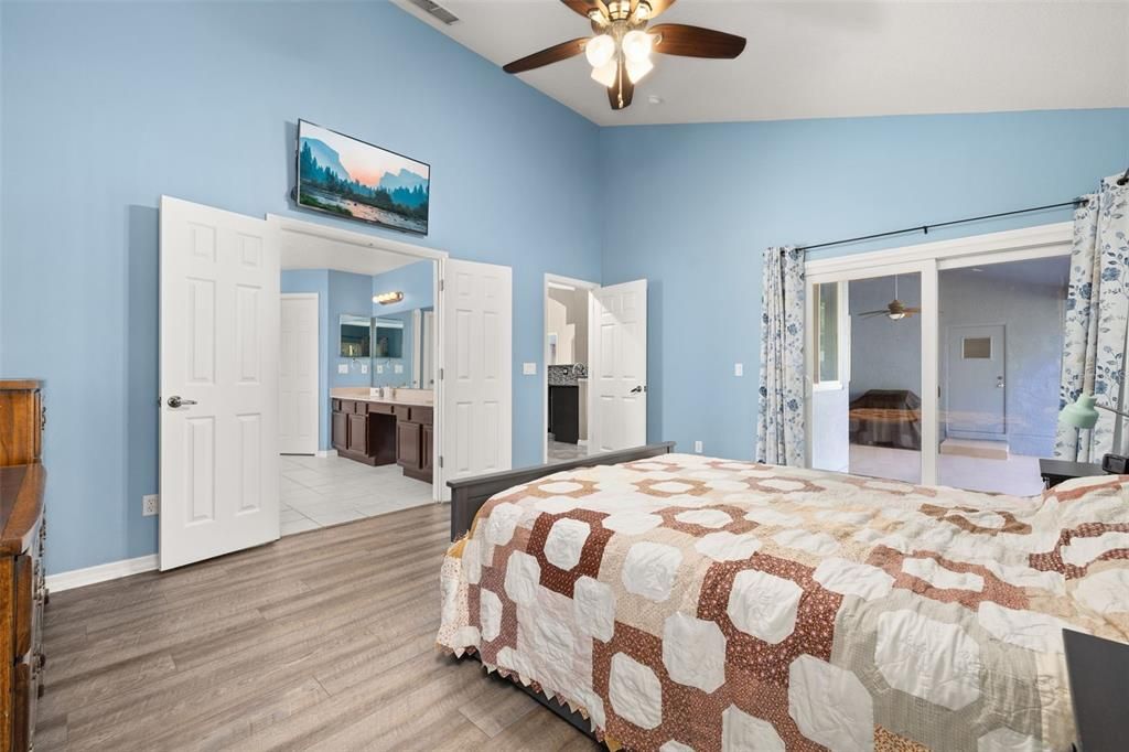 Activo con contrato: $720,000 (4 camas, 3 baños, 2926 Pies cuadrados)