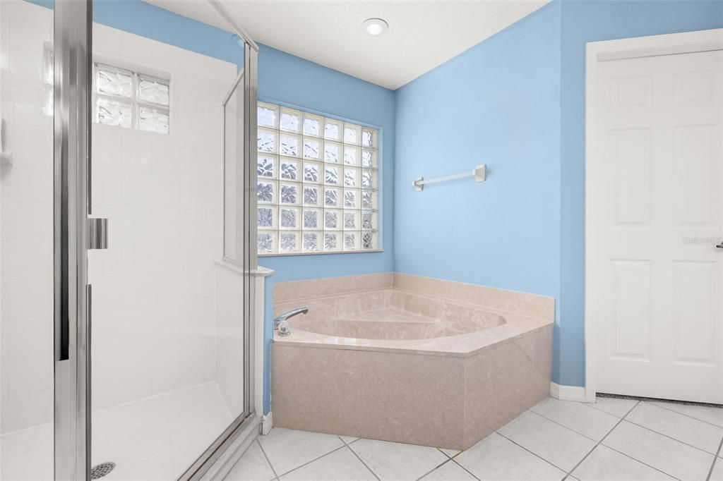 Activo con contrato: $720,000 (4 camas, 3 baños, 2926 Pies cuadrados)