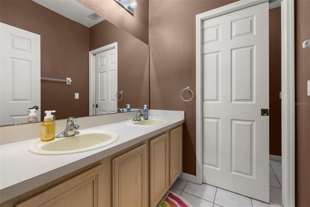 Activo con contrato: $720,000 (4 camas, 3 baños, 2926 Pies cuadrados)