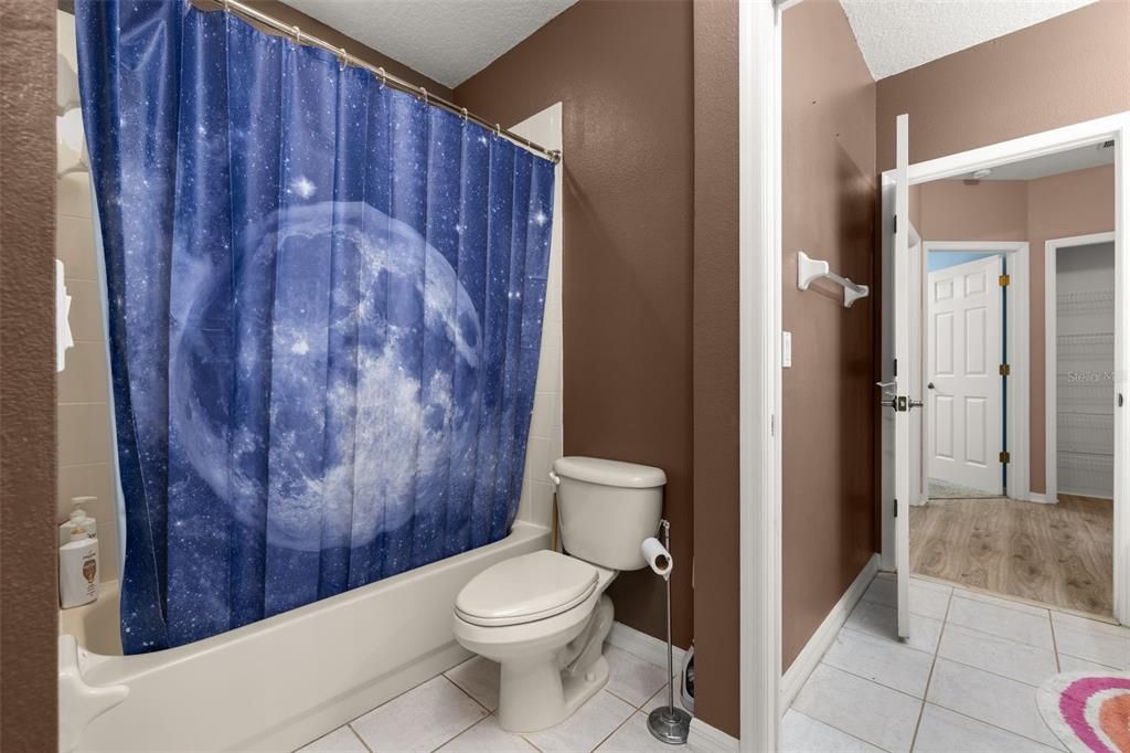 Activo con contrato: $720,000 (4 camas, 3 baños, 2926 Pies cuadrados)