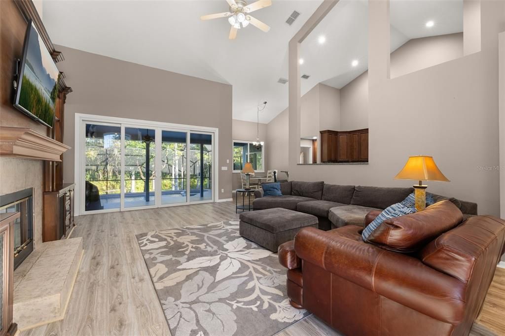 Activo con contrato: $720,000 (4 camas, 3 baños, 2926 Pies cuadrados)