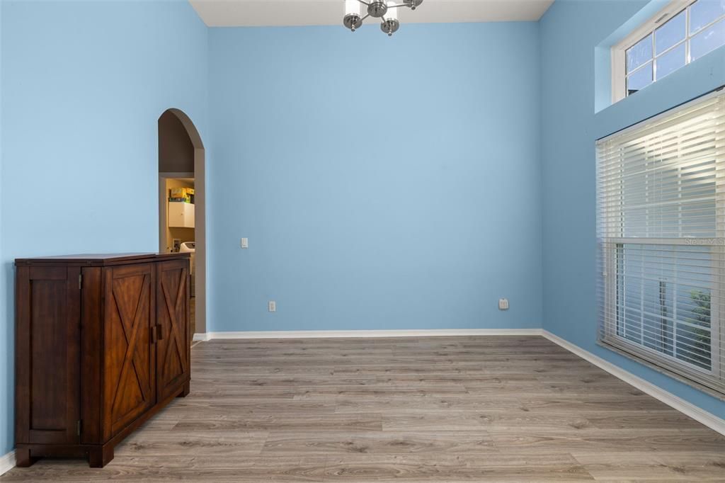 Activo con contrato: $720,000 (4 camas, 3 baños, 2926 Pies cuadrados)