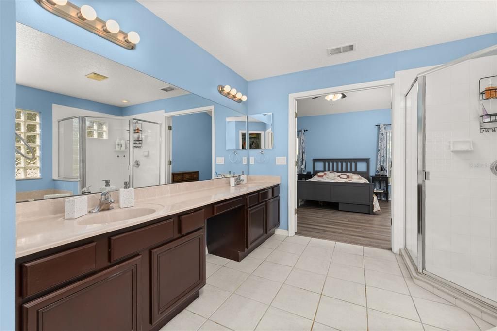 Activo con contrato: $720,000 (4 camas, 3 baños, 2926 Pies cuadrados)