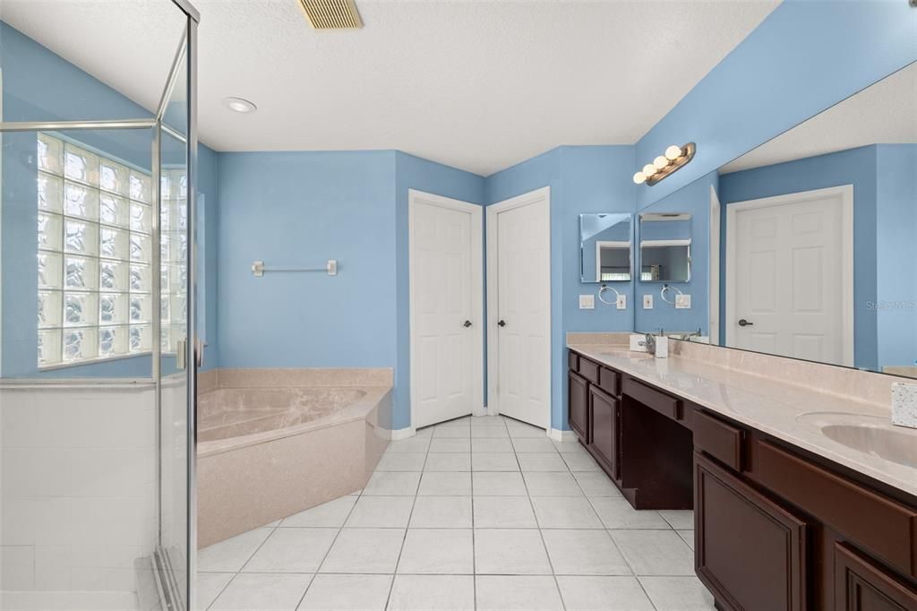 Activo con contrato: $720,000 (4 camas, 3 baños, 2926 Pies cuadrados)