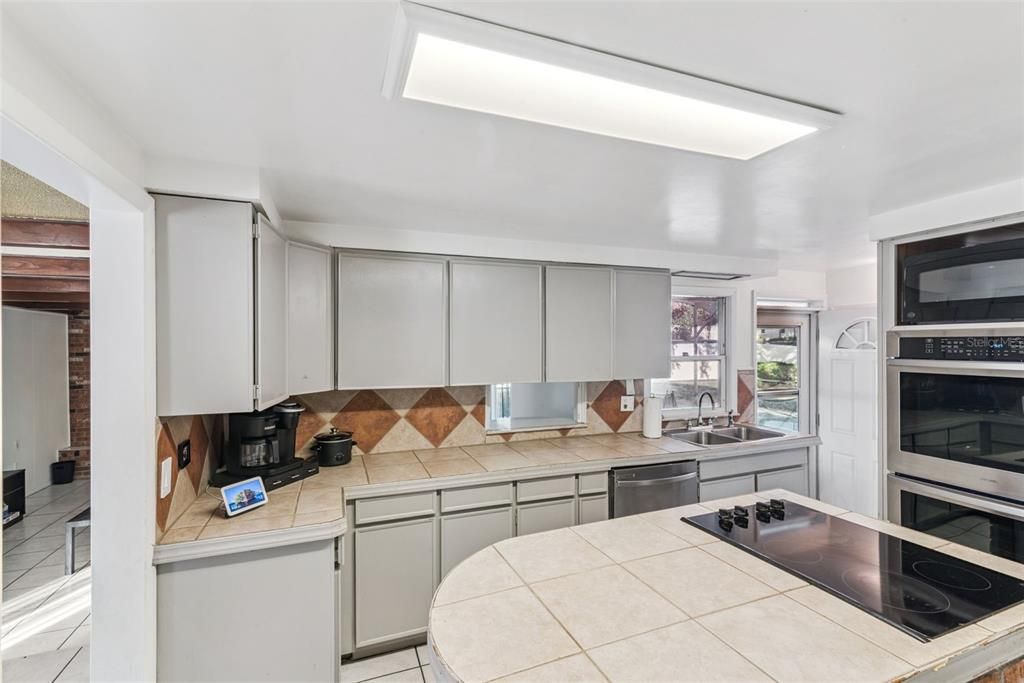 For Sale: $399,999 (4 beds, 2 baths, 1696 Square Feet)