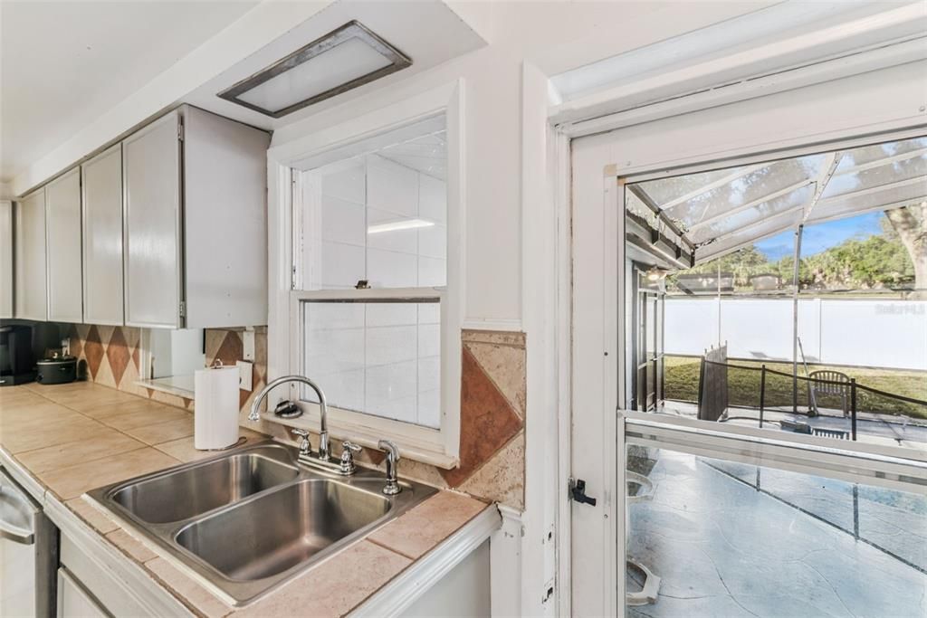 For Sale: $399,999 (4 beds, 2 baths, 1696 Square Feet)