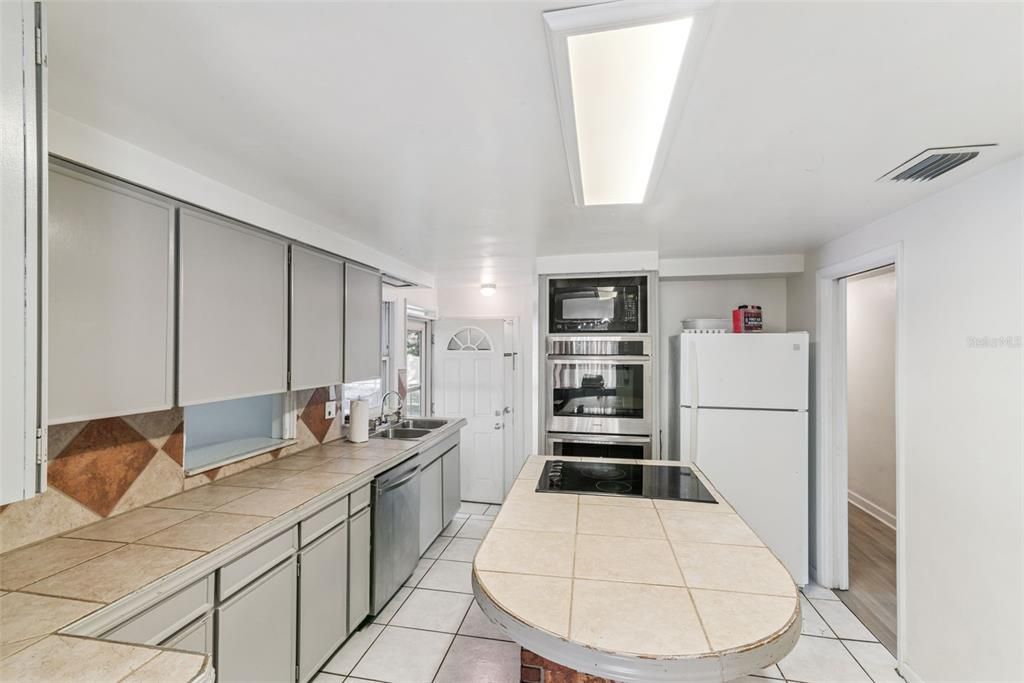 For Sale: $399,999 (4 beds, 2 baths, 1696 Square Feet)