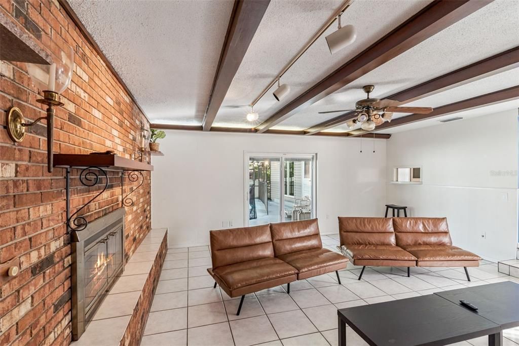 For Sale: $399,999 (4 beds, 2 baths, 1696 Square Feet)