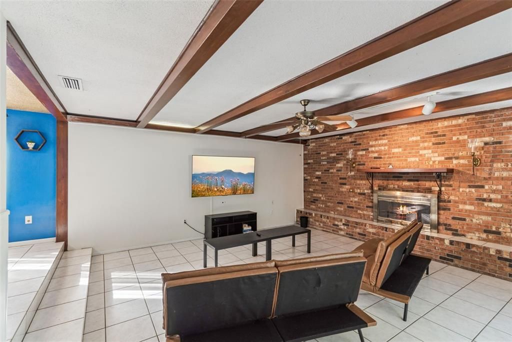 For Sale: $399,999 (4 beds, 2 baths, 1696 Square Feet)