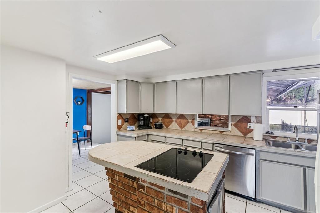 For Sale: $399,999 (4 beds, 2 baths, 1696 Square Feet)