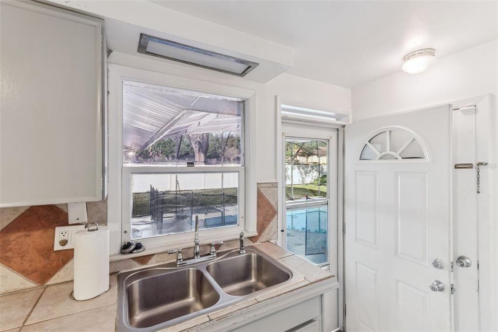 For Sale: $399,999 (4 beds, 2 baths, 1696 Square Feet)