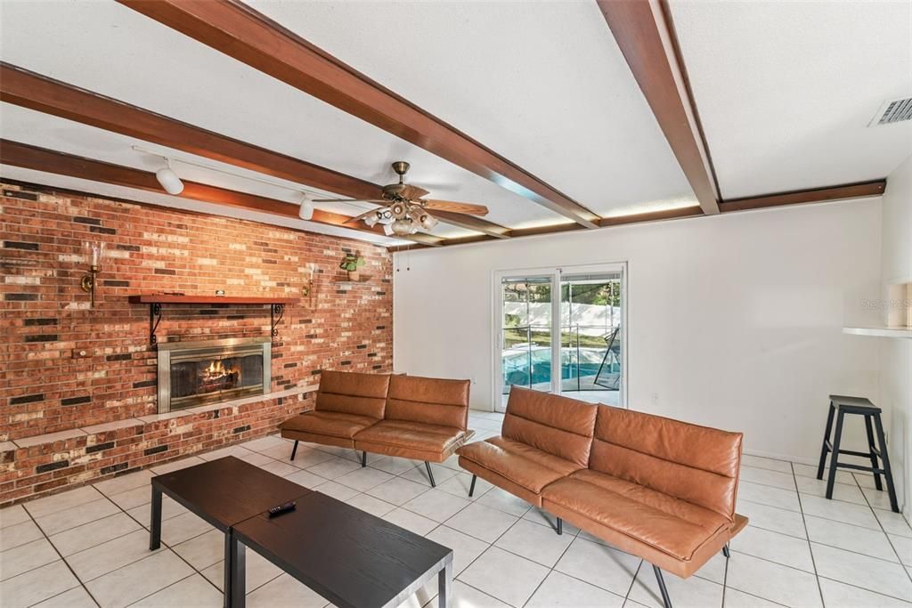 For Sale: $399,999 (4 beds, 2 baths, 1696 Square Feet)