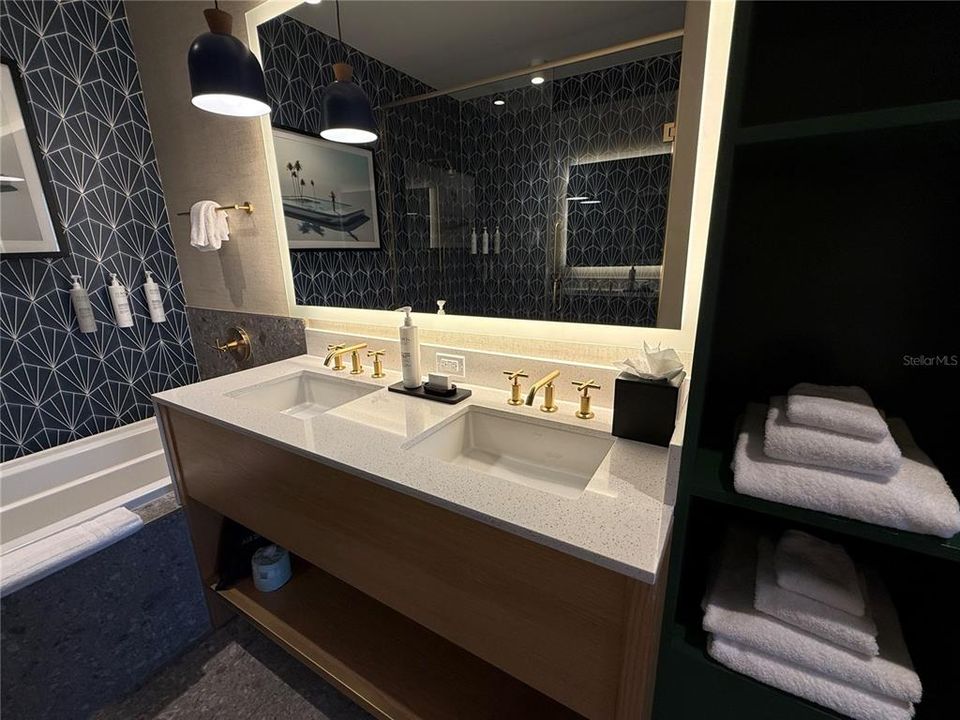 For Sale: $549,990 (2 beds, 2 baths, 1113 Square Feet)