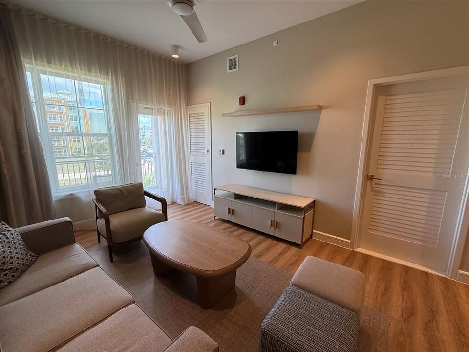 For Sale: $549,990 (2 beds, 2 baths, 1113 Square Feet)