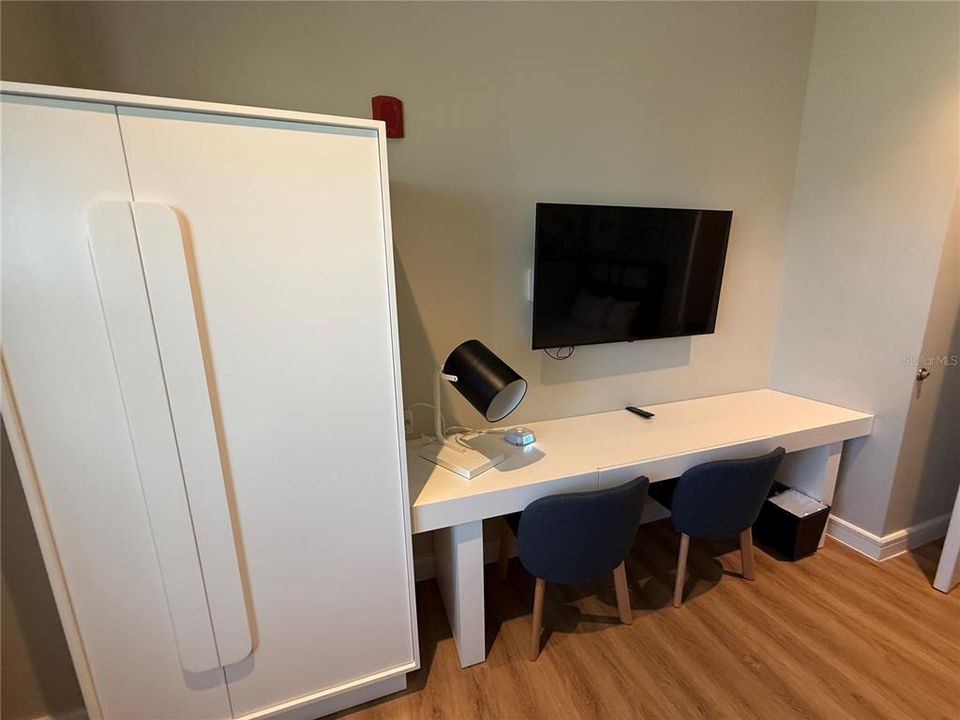 For Sale: $549,990 (2 beds, 2 baths, 1113 Square Feet)