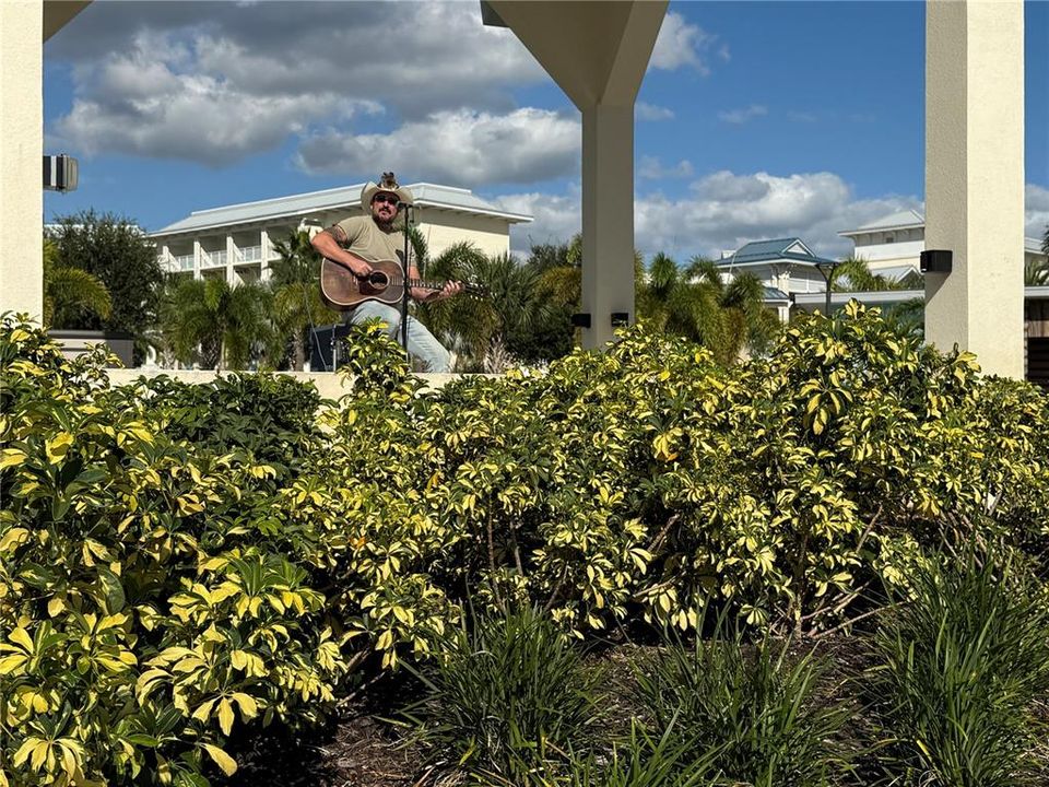 For Sale: $549,990 (2 beds, 2 baths, 1113 Square Feet)