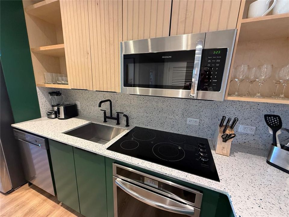 For Sale: $549,990 (2 beds, 2 baths, 1113 Square Feet)