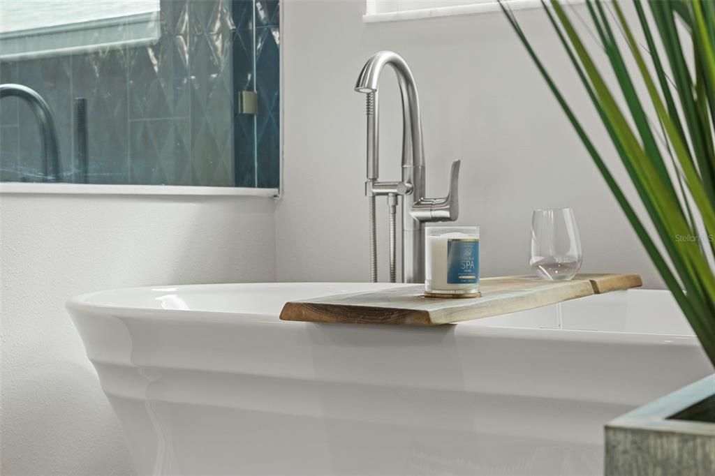 合同活跃: $485,000 (4 贝兹, 2 浴室, 2233 平方英尺)