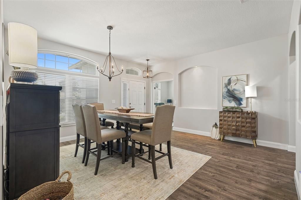 合同活跃: $485,000 (4 贝兹, 2 浴室, 2233 平方英尺)