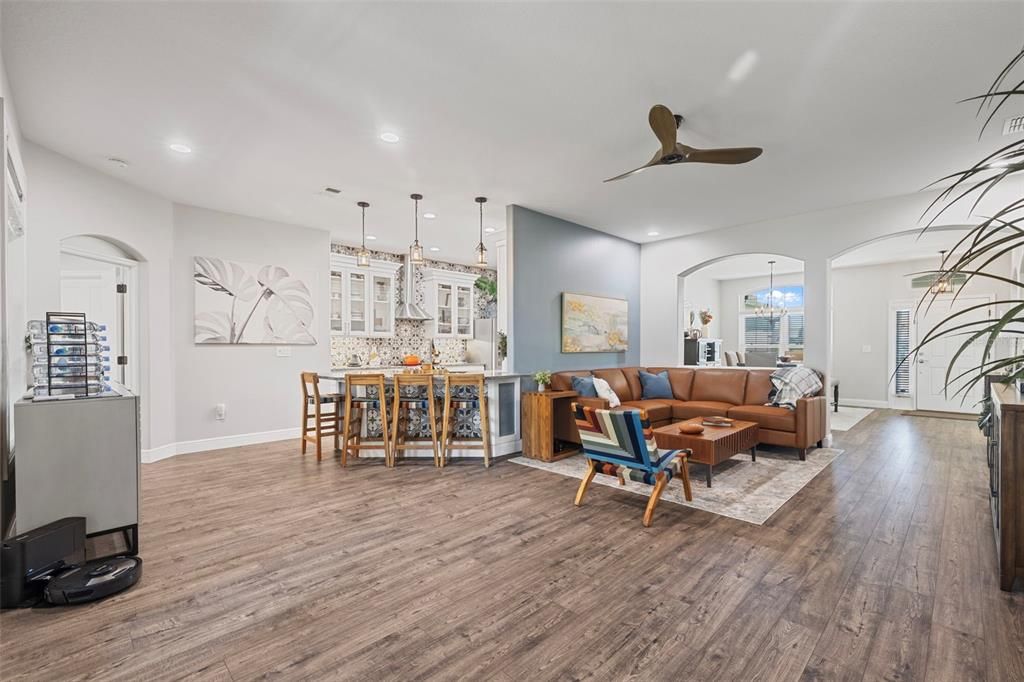 合同活跃: $485,000 (4 贝兹, 2 浴室, 2233 平方英尺)