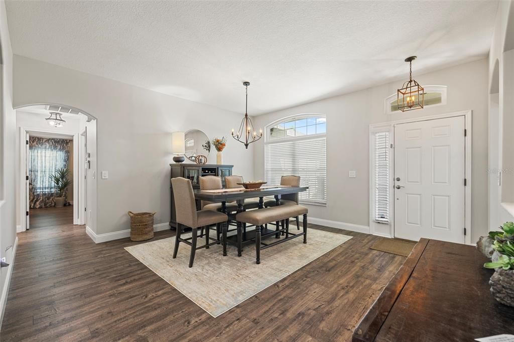 合同活跃: $485,000 (4 贝兹, 2 浴室, 2233 平方英尺)