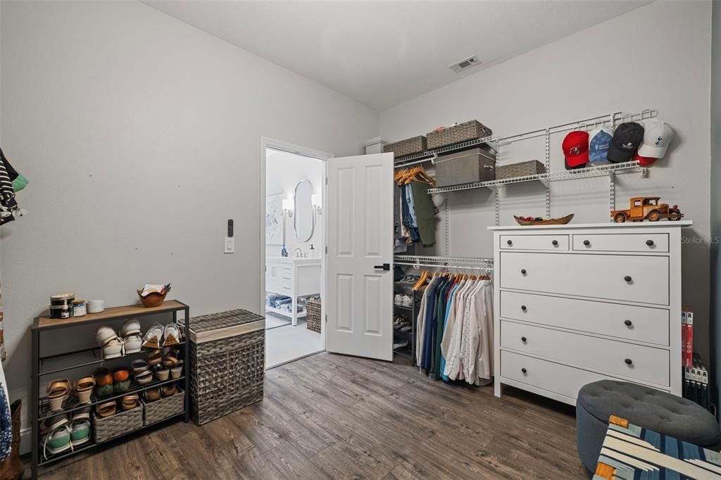 合同活跃: $485,000 (4 贝兹, 2 浴室, 2233 平方英尺)