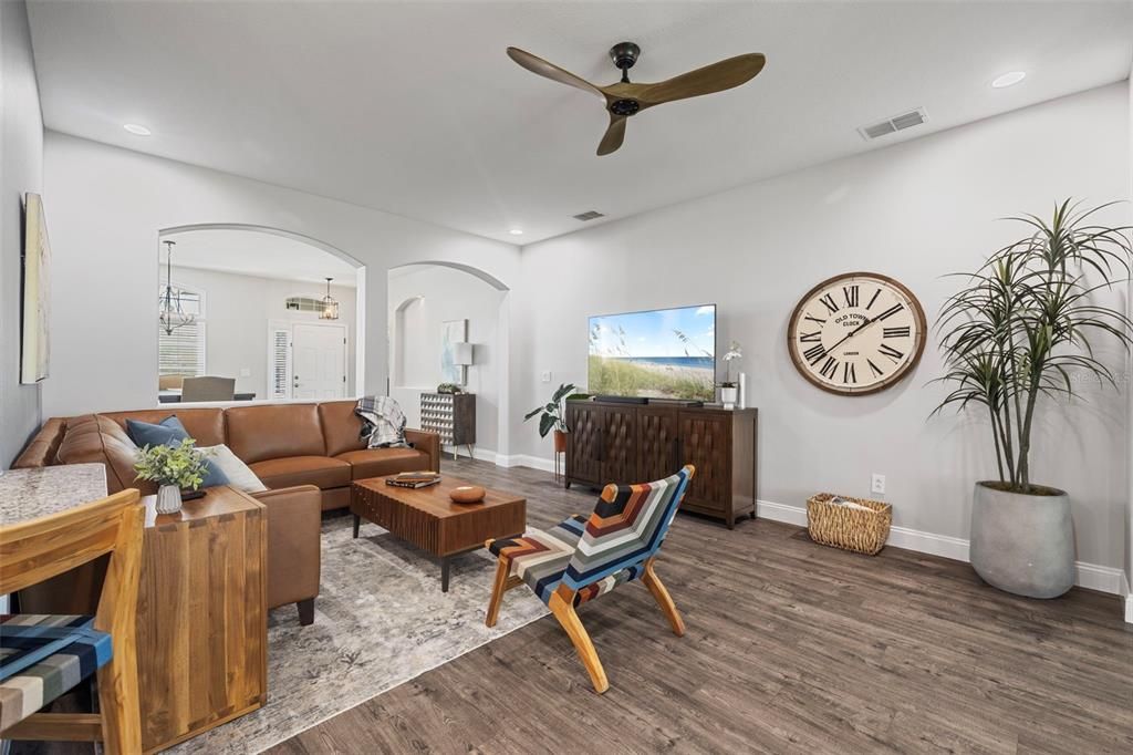 合同活跃: $485,000 (4 贝兹, 2 浴室, 2233 平方英尺)