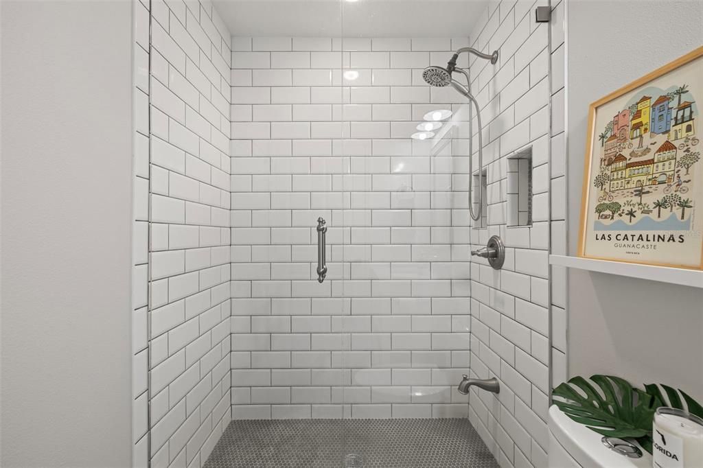 合同活跃: $485,000 (4 贝兹, 2 浴室, 2233 平方英尺)