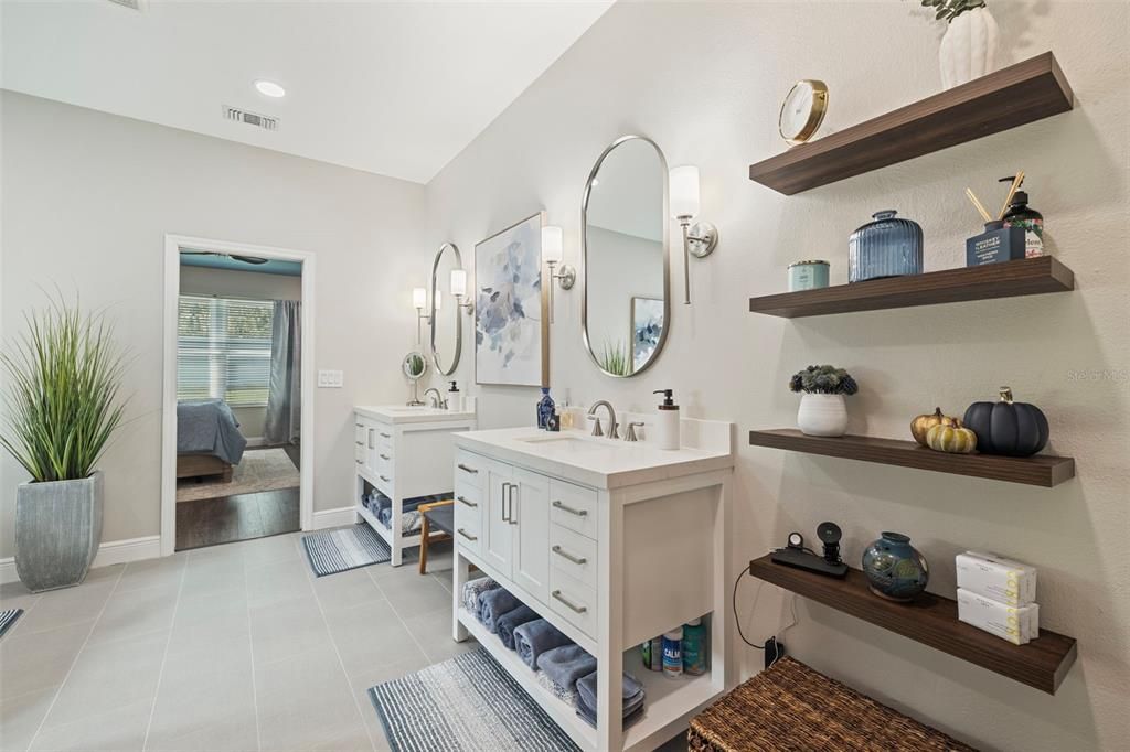 合同活跃: $485,000 (4 贝兹, 2 浴室, 2233 平方英尺)