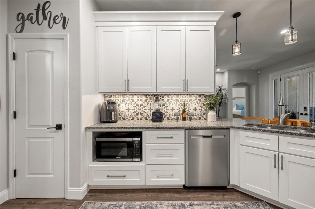 合同活跃: $485,000 (4 贝兹, 2 浴室, 2233 平方英尺)