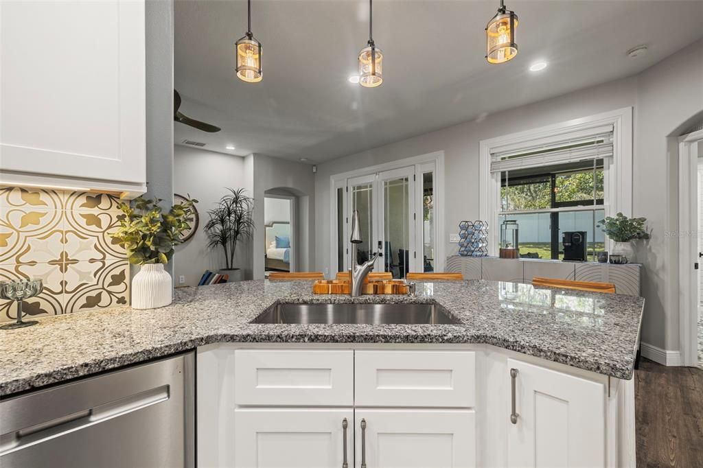 合同活跃: $485,000 (4 贝兹, 2 浴室, 2233 平方英尺)