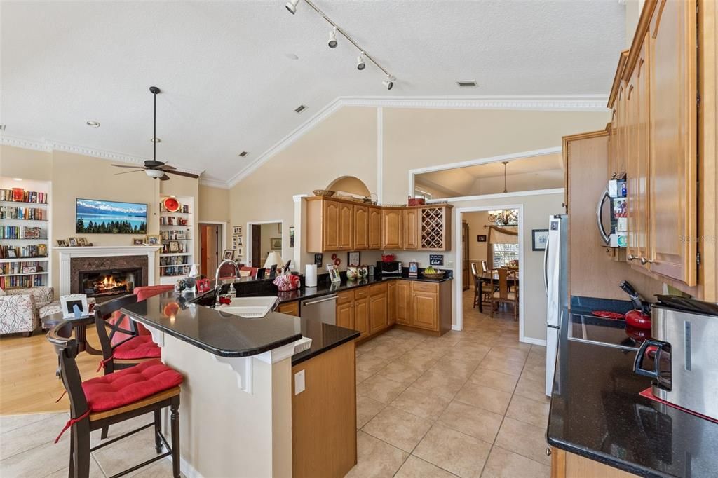 Activo con contrato: $710,000 (4 camas, 3 baños, 2653 Pies cuadrados)