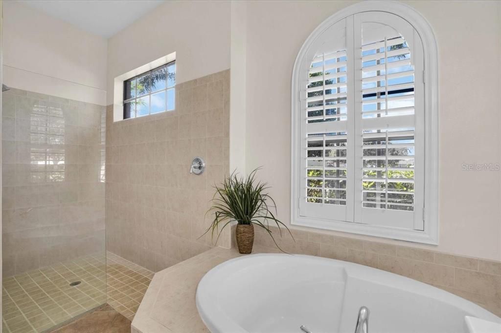 Activo con contrato: $749,000 (4 camas, 4 baños, 3024 Pies cuadrados)