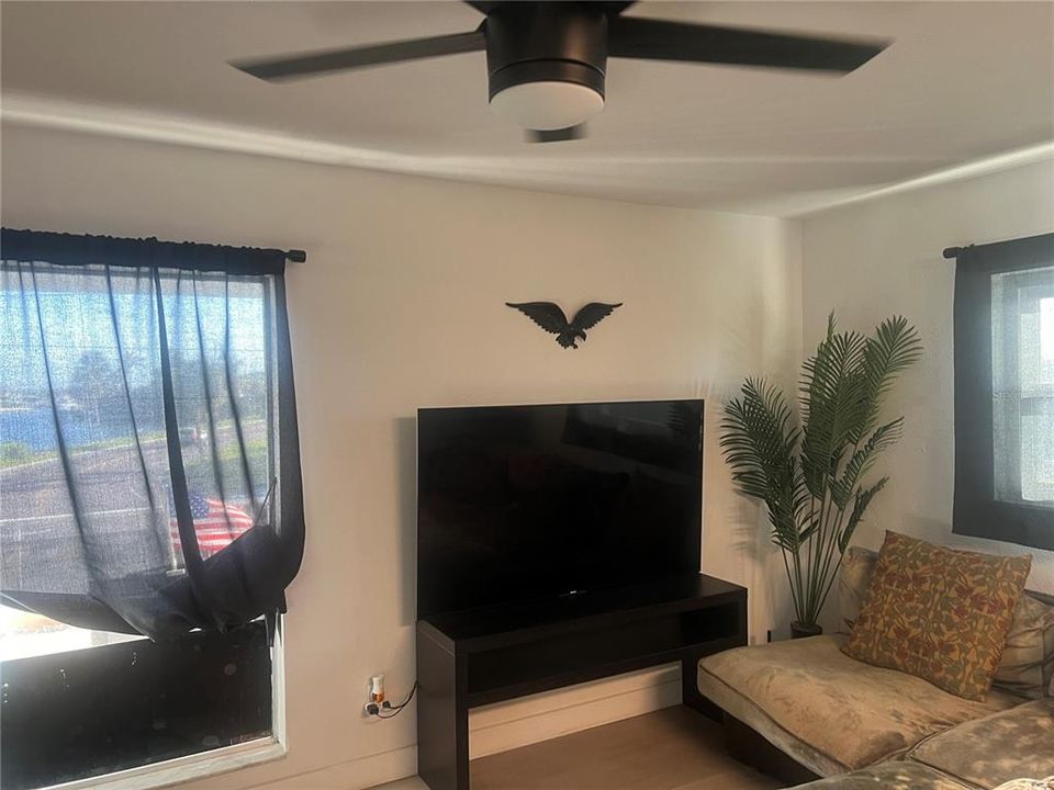 For Rent: $1,950 (1 beds, 1 baths, 550 Square Feet)