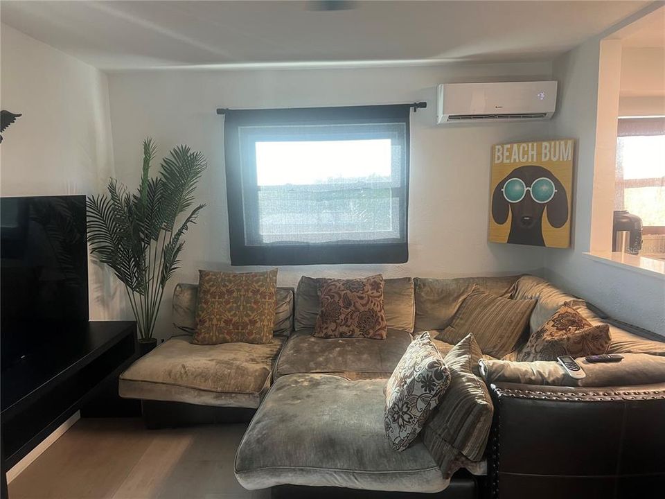 For Rent: $1,950 (1 beds, 1 baths, 550 Square Feet)