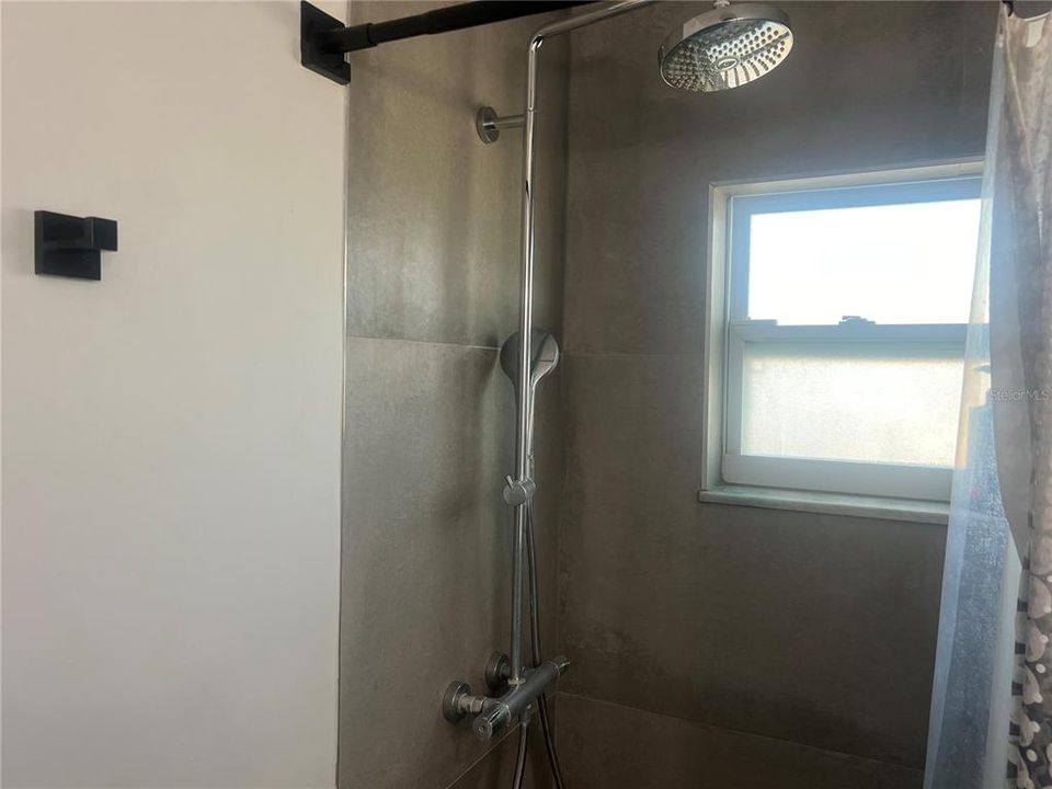 For Rent: $1,950 (1 beds, 1 baths, 550 Square Feet)