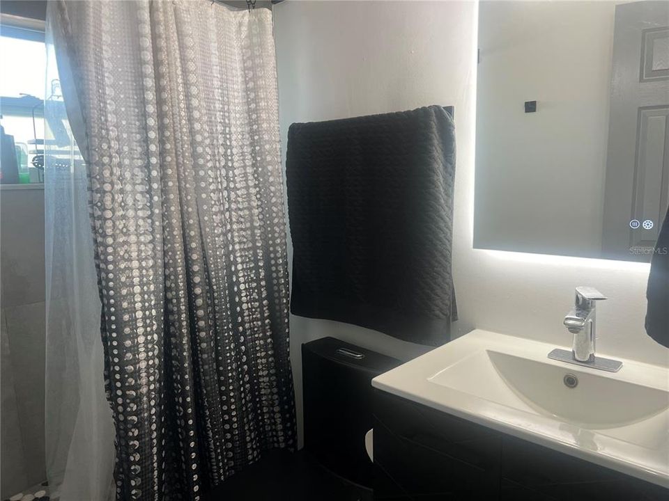 For Rent: $1,950 (1 beds, 1 baths, 550 Square Feet)