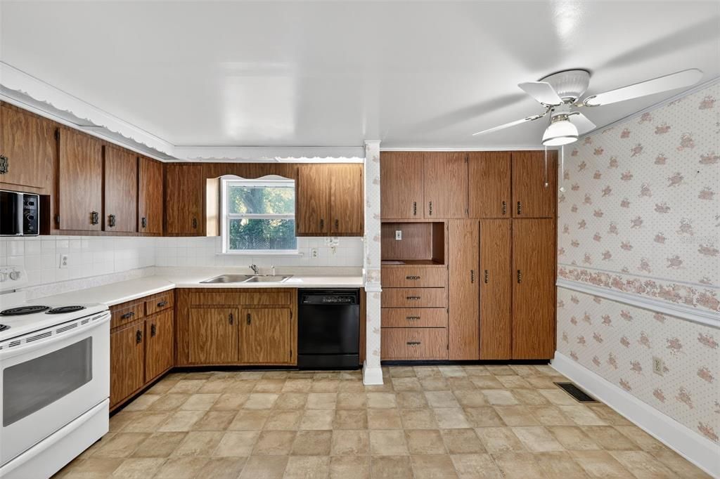 На продажу: $595,000 (3 спален, 1 ванн, 1667 Квадратных фут)