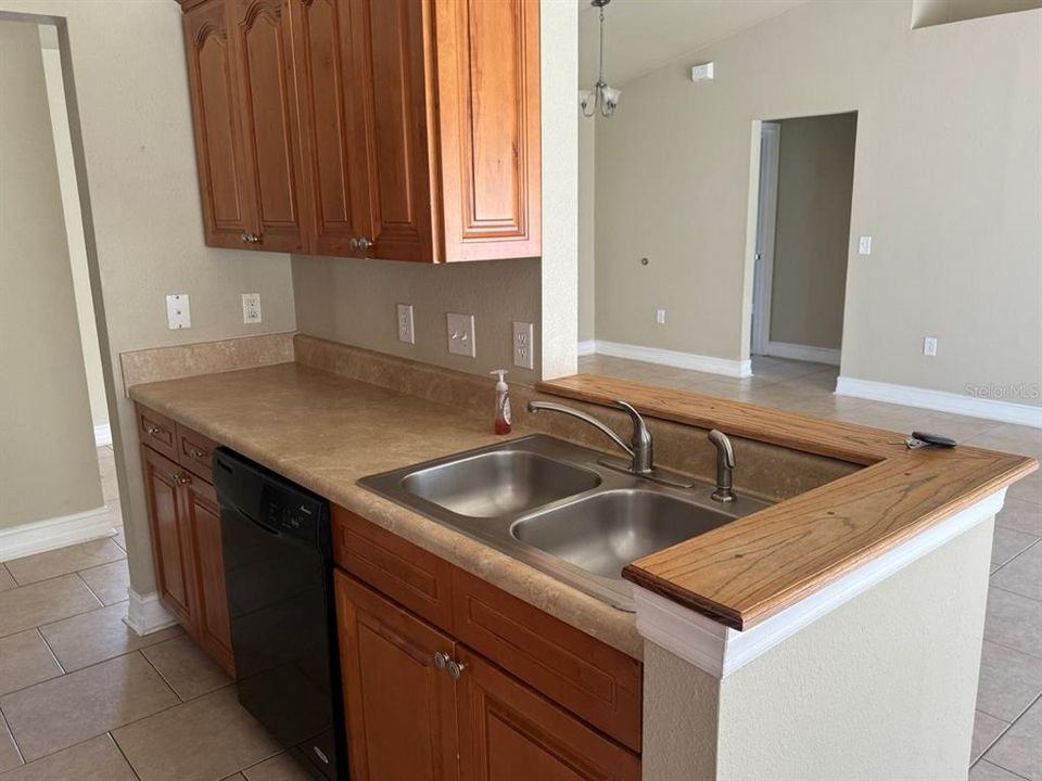 For Rent: $2,300 (3 beds, 2 baths, 1398 Square Feet)