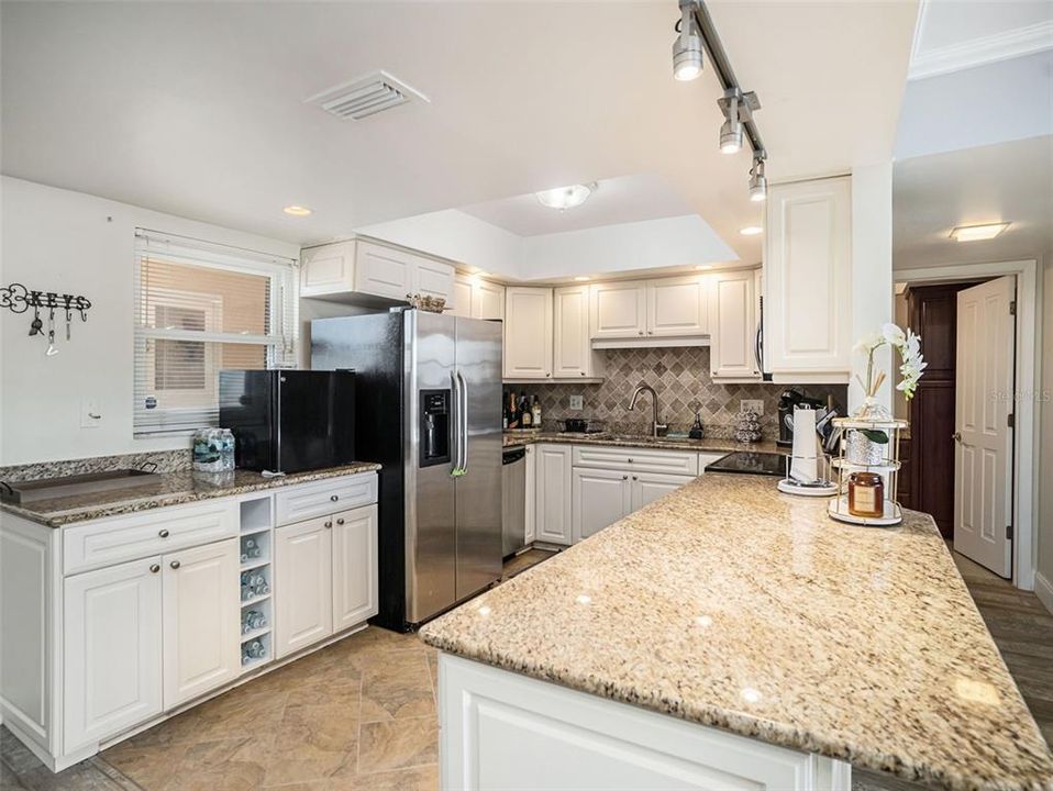 For Sale: $350,000 (2 beds, 2 baths, 1605 Square Feet)