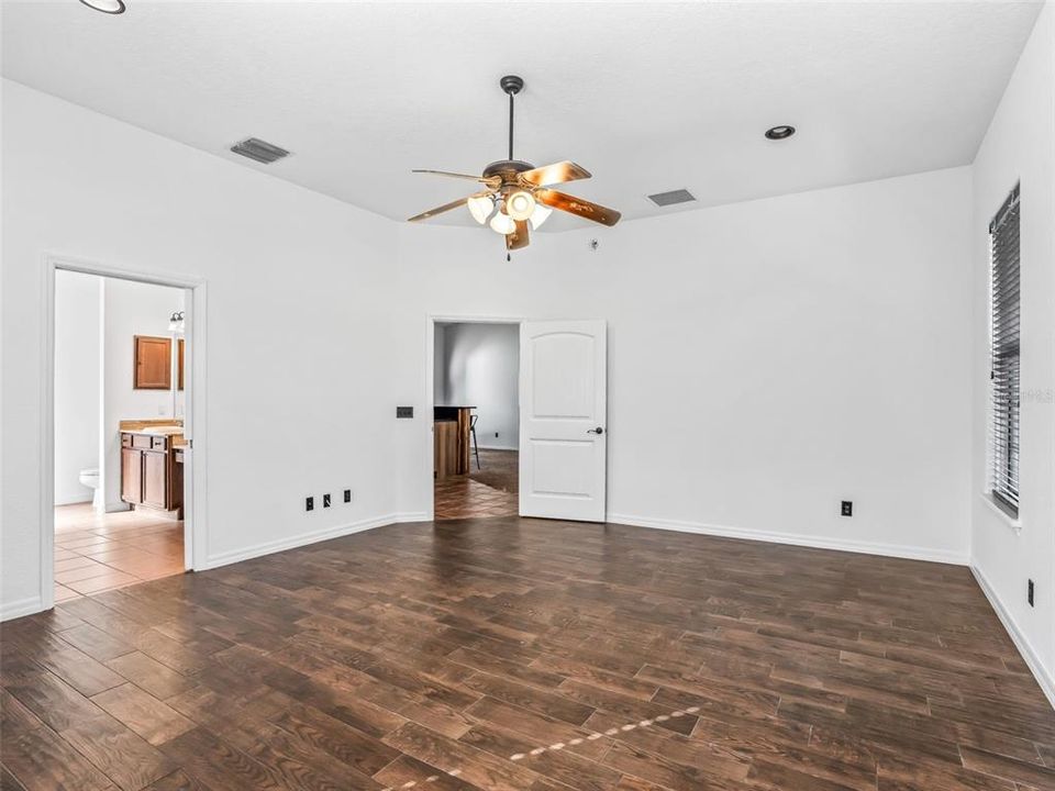 For Sale: $650,000 (3 beds, 2 baths, 1958 Square Feet)