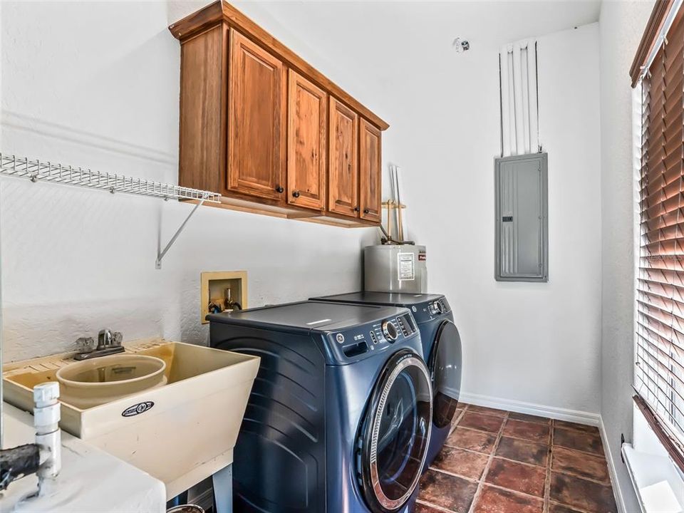 For Sale: $650,000 (3 beds, 2 baths, 1958 Square Feet)