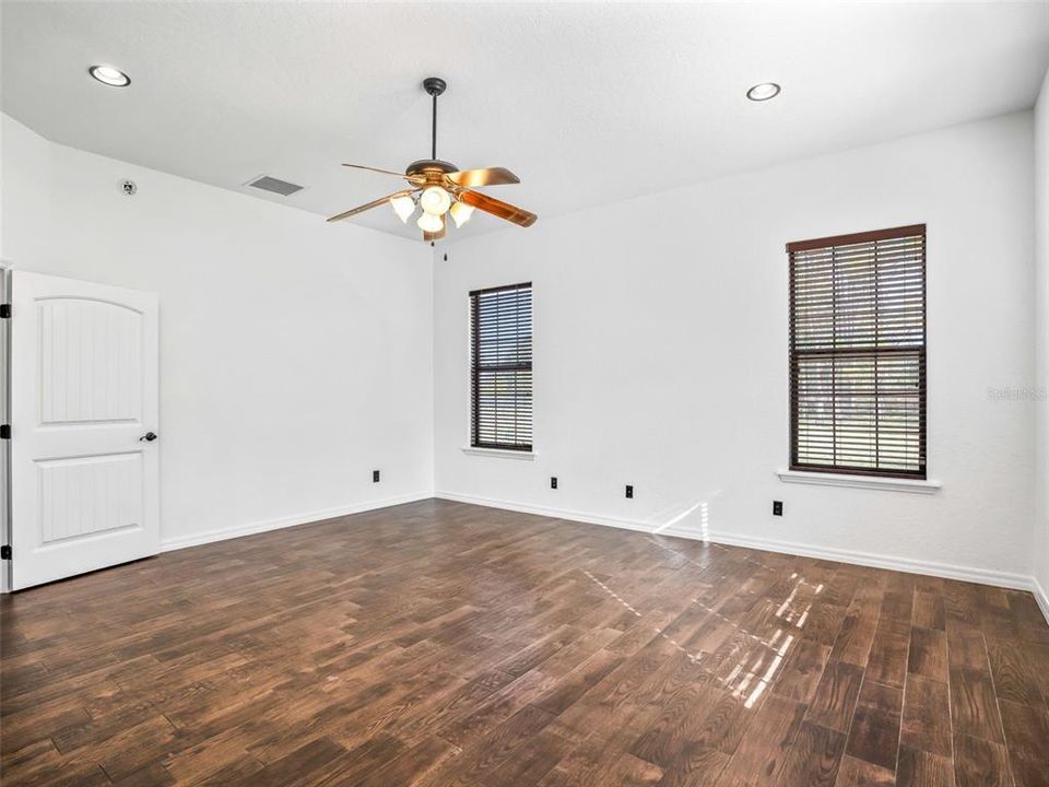 For Sale: $650,000 (3 beds, 2 baths, 1958 Square Feet)