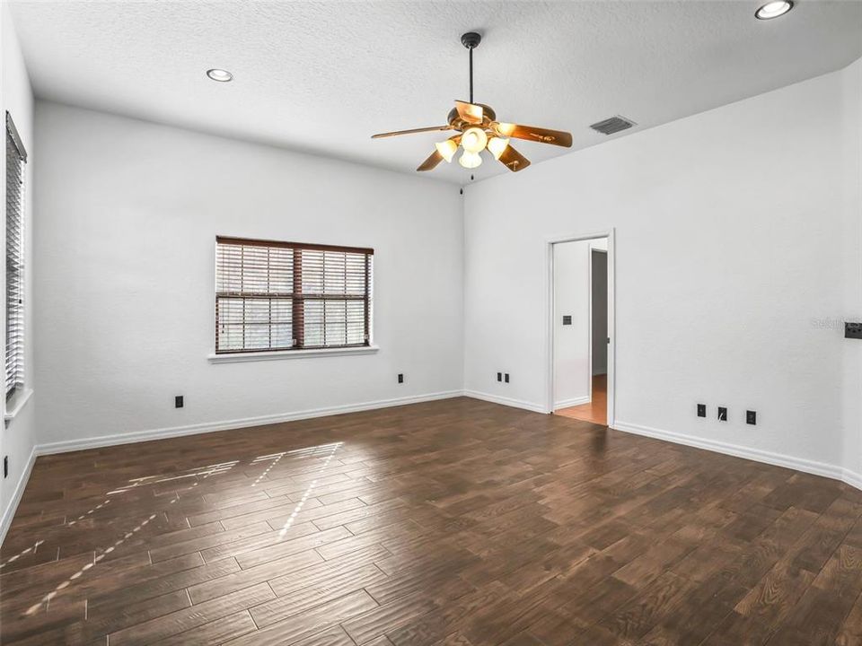 For Sale: $650,000 (3 beds, 2 baths, 1958 Square Feet)