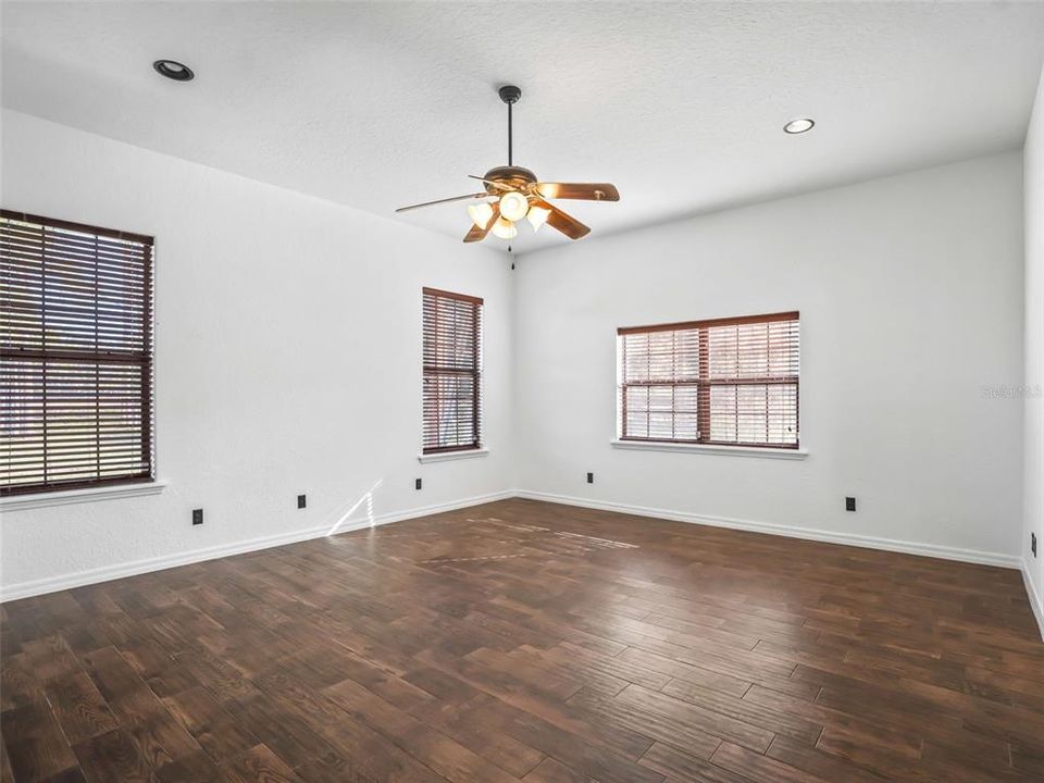 For Sale: $650,000 (3 beds, 2 baths, 1958 Square Feet)