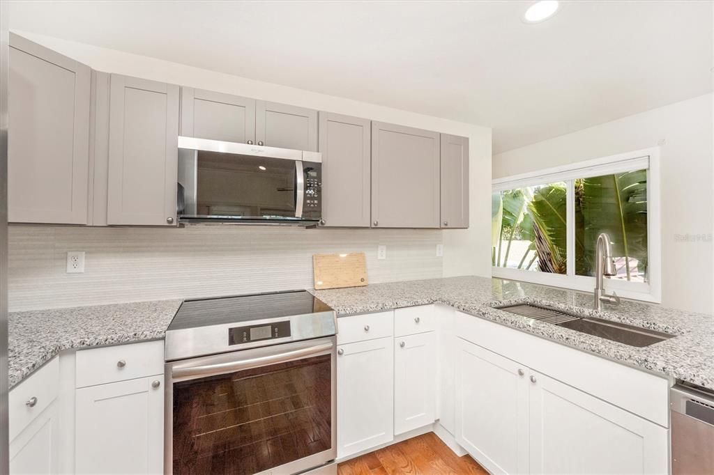 出租: $2,450 (2 贝兹, 2 浴室, 1000 平方英尺)